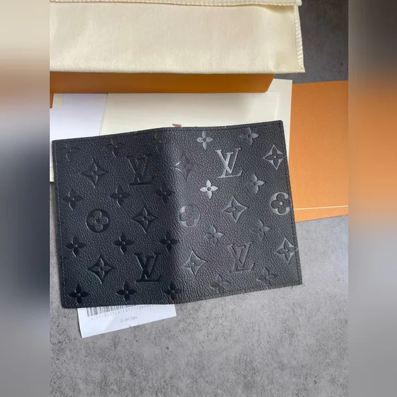 Louis Vuitton Passport Cover - Picture 8 of 11